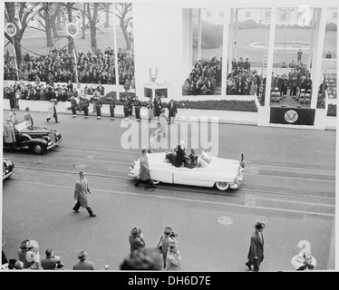 Photographie du président Dwight D. Eisenhower et la Première Dame Mamie Eisenhower forme aux foules comme ils rouler dans la... 200425 Banque D'Images
