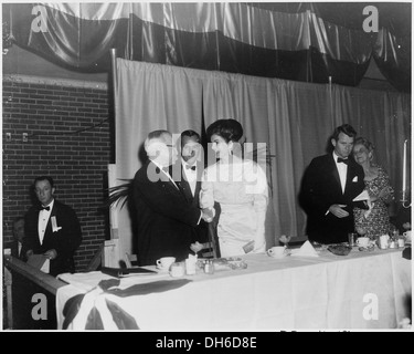 Photographie du Président John F. Kennedy à l'ex-Président Harry S. Truman dans le bureau ovale, sur l'établissement de la toute première Kennedy... 200438 Banque D'Images