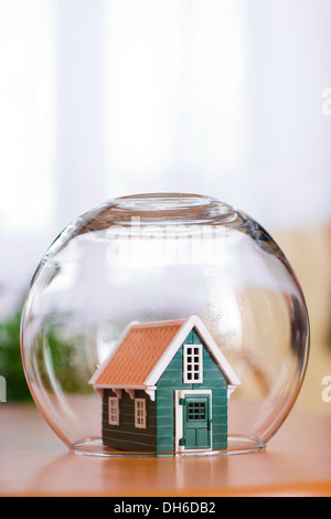 Vue conceptuelle de la protection d'une maison - assurance immobilier Banque D'Images