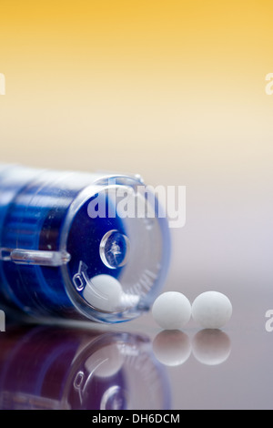 Macro extrême des médicaments homéopathiques - conteneur et les petites boules blanches Banque D'Images