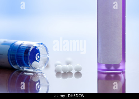 Macro-vision des médicaments homéopathiques - contenants et les petites boules blanches Banque D'Images