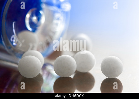 Macro extrême de médicaments homéopathiques - petites boules blanches et le conteneur Banque D'Images