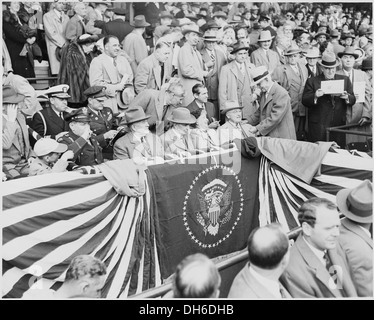 Photographie du président Truman, avec Mme Truman et d'autres dignitaires, au Griffith Stadium de Washington pour la... 200099 Banque D'Images