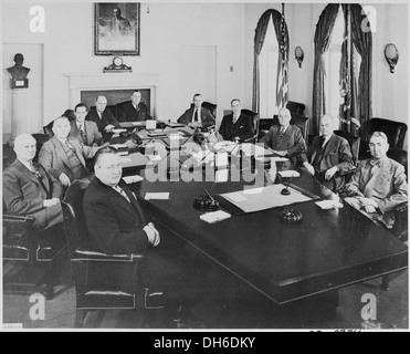 Photographie du président Truman et son Cabinet, dans la salle du Cabinet à la Maison Blanche, (dans le sens horaire autour de la table... 200083 Banque D'Images