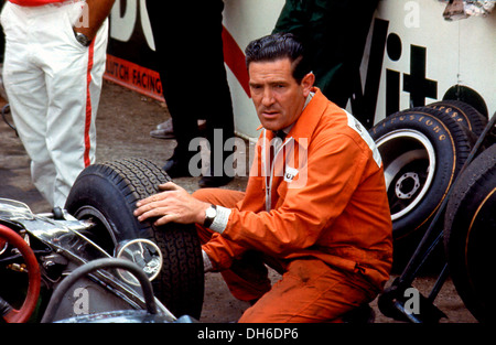 Pour le mécanicien Cyril Atkins avec l'équipe de BRM P261 voiture dans les stands. 1966. Banque D'Images