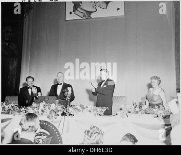 Photographie du président Truman au podium, Jefferson-Jackson recevoir des applaudissements au cours de la journée Dîner à... 200179 Banque D'Images