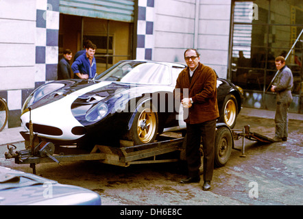 Don Parker avec Ferrari 250 Le Mans Drogo sur la remorque à Modène, Italie 1968. Banque D'Images