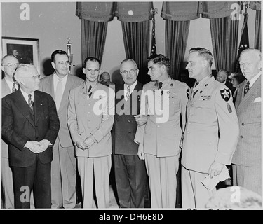 Le président Harry S. Truman est vu dans le bureau ovale remettre la médaille d'honneur à trois anciens combattants de la guerre de Corée, reconnaissant leur bravoure et leur service pendant la guerre. Banque D'Images