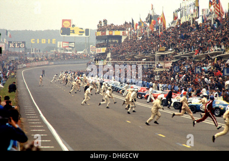 Les pilotes de course en cours d'exécution pour leurs voitures au départ de la course 24h du Mans, France 1969. Banque D'Images