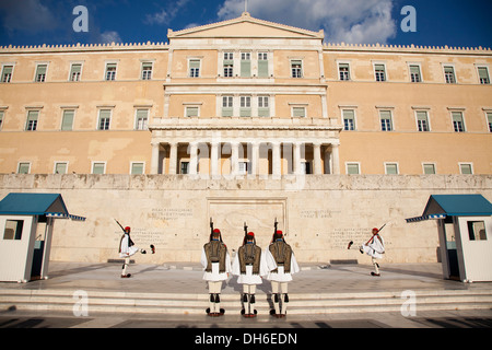 Changement de la garde, le Parlement, la place Syntagma, syntagmatos district, Athènes, Grèce, Europe Banque D'Images