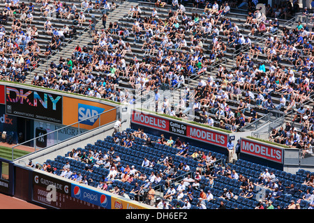 Champ droit d'estrades au Yankee Stadium, Bronx, New York, USA. Banque D'Images