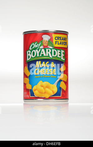 Étain non ouvert de Chef Boyardee Macaroni et fromage sur fond blanc. USA Banque D'Images