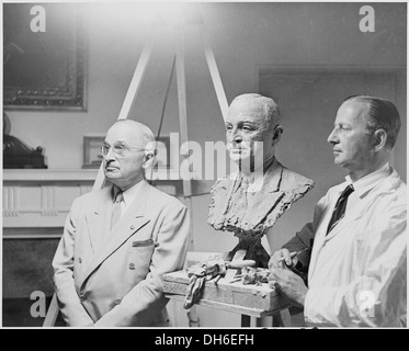 Photographie du président Truman posant dans la salle du Cabinet de la Maison Blanche pour sculpteur Nison Tregor, qui est... 200389 Banque D'Images