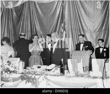 Photographie du Président Truman à recevoir des applaudissements le Jefferson-Jackson annuel jour dîner à la Garde nationale... 200380 Banque D'Images