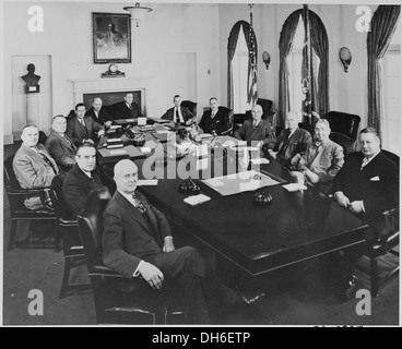 Photographie du président Truman avec son cabinet et d'autres conseillers, dans la salle du Cabinet à la Maison Blanche... 200084 Banque D'Images