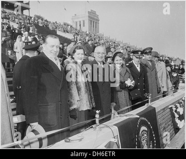 Le président Truman, sa fille Margaret, et des dignitaires au match annuel de football Army-Navy, capturant un moment d'importance politique et culturelle américaine. Banque D'Images