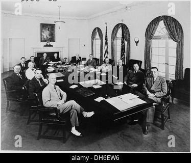 Photographie du président Truman avec les membres de son Cabinet et d'autres fonctionnaires, dans la salle du Cabinet du Livre blanc... 200610 Banque D'Images