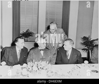 Photographie du président Truman avec le secrétaire de l'intérieur Oscar Chapman (à gauche) et d'autres dignitaires, lors d'un... 200267 Banque D'Images