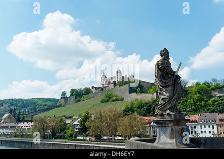 Statue de Saint Kilian sur le vieux pont et la forteresse de Marienberg à Würzburg, Allemagne Banque D'Images