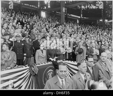 Photographie du Président et Mme Truman, avec d'autres dignitaires, saluant le drapeau au Griffith Stadium de... 200291 Banque D'Images