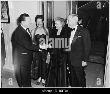 Photographie du Président et Mme Truman être accueillis à leur arrivée à la National Guard Armory dans... 200379 Banque D'Images