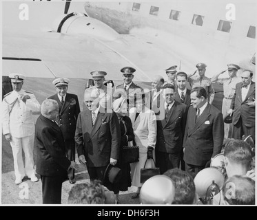 Photographie du Président et Mme Truman Eurico Dutra de Président de souhaits le Brésil à l'aéroport de Washington... 200120 Banque D'Images