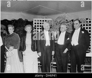 Photographie du Président et Mme Truman avec le président brésilien Eurico Dutra et d'autres dignitaires, dans les... 200125 Banque D'Images