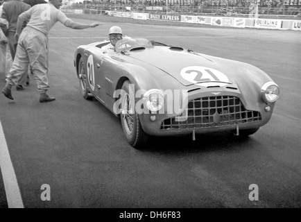 Reg Parnell dans une Aston Martin DB3, Leslie Johnson gauche, à Silverstone, en Angleterre, Mai 1953. Banque D'Images