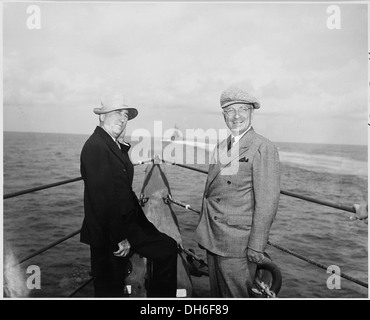 Le président Harry S. Truman (à droite) et le secrétaire d'État James Byrnes sur la proue de l'U. de S. S. Augusta en route pour... 198738 Banque D'Images