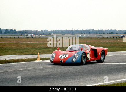 Alfa Romeo T33-2 entraîné par Mario Andretti-Lucien Bianchi au Daytona International Speedway, Floride, USA 4 février 1968. Banque D'Images