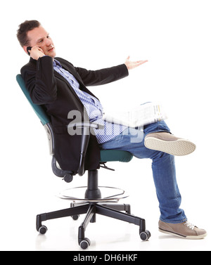 Jeune homme se lit tout en téléphonant à la recherche d'emploi journal fond blanc Banque D'Images