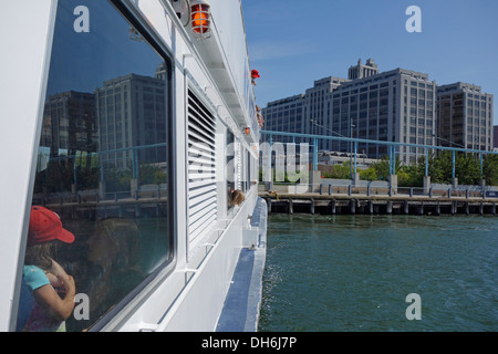 Ferry de Governors Island à New York City Banque D'Images