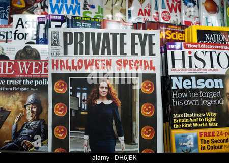 Rebekah Brooks sur capot avant de Private Eye magazine 'Costume horreur retirés de boutiques' Halloween Londres KATHY DEWITT Banque D'Images