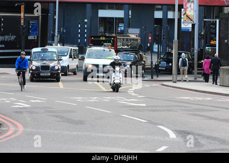 Le trafic entrant dans un rond-point à Waterloo, à Londres, en Angleterre Banque D'Images