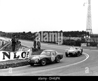 Peter Collins- Prince Bira Aston Martin DB3S Coupé conduisant le Reg Parnell DB3S à Le Mans, France 1954. Banque D'Images