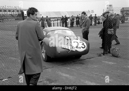 Roy Salvadori dans son Aston Martin DB3S Coupé, a terminé 7e dans la course internationale de Silverstone, en Angleterre le 15 mai 1954. Banque D'Images