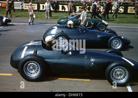 Jean Behra sur poteau dans son Type GRE GRE 25 avec Harry Schell et Graham Hill Type Lotus-Climax 12 Silverstone, Angleterre 1957. Banque D'Images