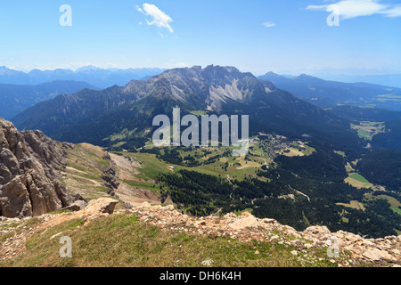 Vue aérienne de col de Costalunga et mont Latemar, Trentin-Haut-Adige, Italie Banque D'Images