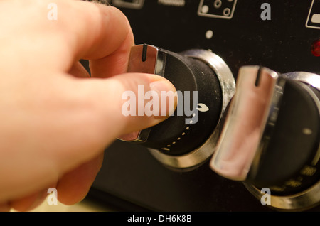 Réglage de la molette de commande sur la face avant d'un four à gaz Banque D'Images