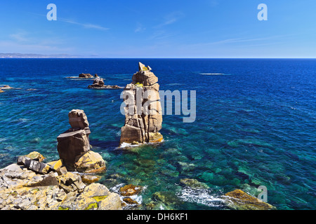 Le Colonne - falaise dans l'île de San Pietro, en Sardaigne, Italie Banque D'Images