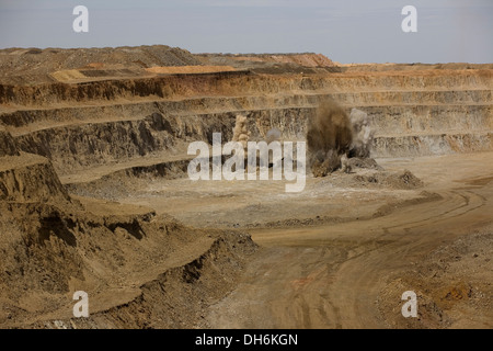 Les roches du minerai de dynamitage dans une surface à ciel ouvert mine à ciel ouvert d'or, de l'ouest du désert du Sahara, de la Mauritanie, l'Afrique de l'Ouest Banque D'Images