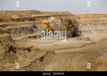 Les roches du minerai de dynamitage dans une surface à ciel ouvert mine à ciel ouvert d'or, de l'ouest du désert du Sahara, de la Mauritanie, l'Afrique de l'Ouest Banque D'Images