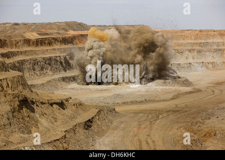 Les roches du minerai de dynamitage dans une surface à ciel ouvert mine à ciel ouvert d'or, de l'ouest du désert du Sahara, de la Mauritanie, l'Afrique de l'Ouest Banque D'Images