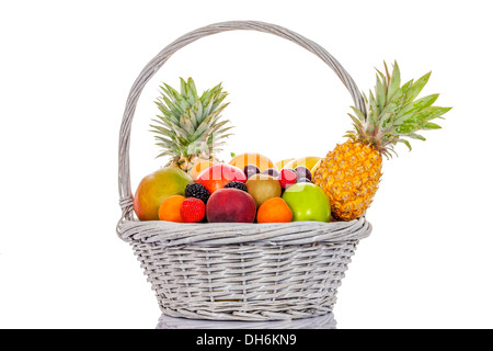 Nature morte de fruits multicolores en grand panier, sur fond blanc, isolé Banque D'Images