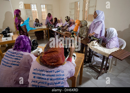 Les étudiantes de la classe de formation de couture, école pour les enfants défavorisés et abandonnés, Nouakchott, Mauritanie Banque D'Images