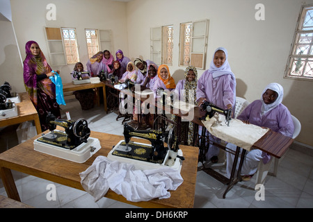 Les étudiantes de la classe de formation de couture, école pour les enfants défavorisés et abandonnés, Nouakchott, Mauritanie Banque D'Images