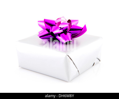 Cadeau d'anniversaire avec noeud rose sur fond blanc Banque D'Images