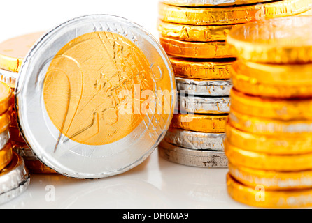 Pile de l'argent Euro chocolat en libre sur fond blanc Banque D'Images