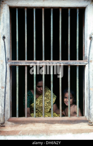 Deux personnes à la fenêtre barrée par l'Inde Banque D'Images