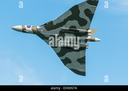 Exmouth, Devon, Angleterre. Un bombardier Vulcan avec sa soute à bombe portes fermées en vol au dessus de Exmouth au cours de l'été villes air show. Banque D'Images